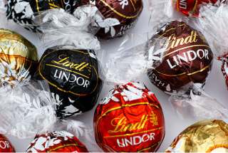 THỤY SĨ: Tòa án cấm Aldi bán các viên sô cô la giống với viên sô cô la của LINDOR